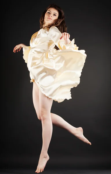 Hermosa bailarina saltando sobre fondo oscuro —  Fotos de Stock
