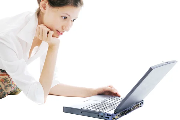 Приваблива молода жінка з ноутбуком на білому — стокове фото