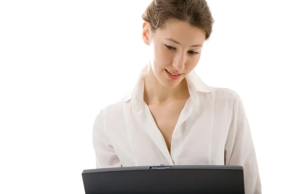 Ελκυστική νεαρή γυναίκα με φορητό υπολογιστή στο λευκό — Φωτογραφία Αρχείου