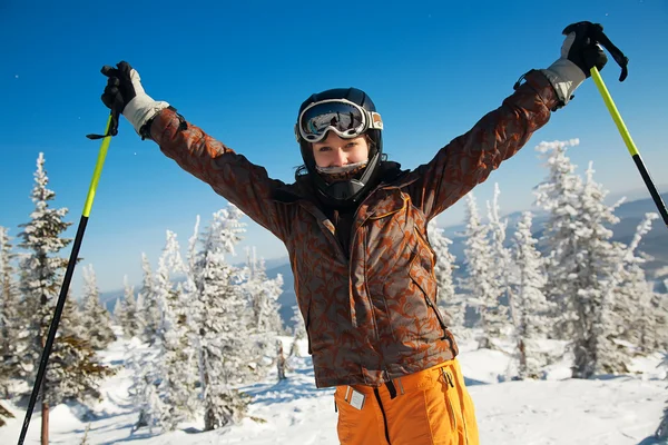 Chica feliz en las montañas de los brazos se levantan — Foto de Stock