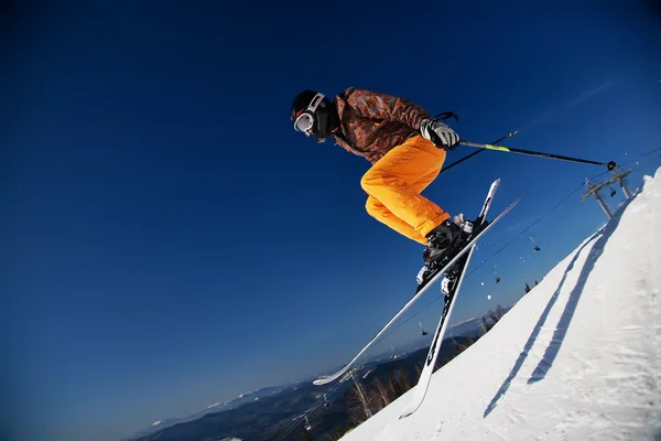 Skier girl jumping over blue sky — Stock Photo, Image