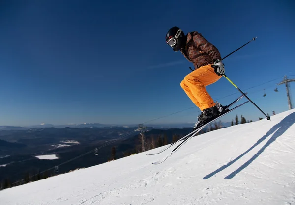 Skiër meisje springen over blauwe hemel — Stockfoto