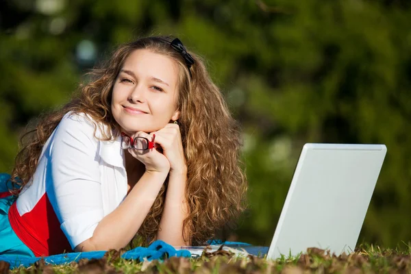 Vacker flicka med den bärbara datorn — Stockfoto