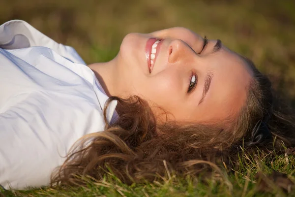 Relajante chica en el prado —  Fotos de Stock
