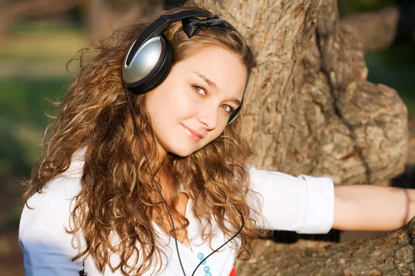 Menina feliz bonita ouvir música — Fotografia de Stock