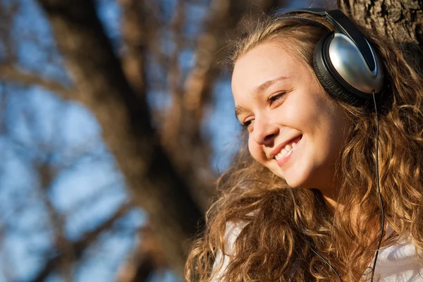 Indah bahagia gadis mendengarkan musik — Stok Foto