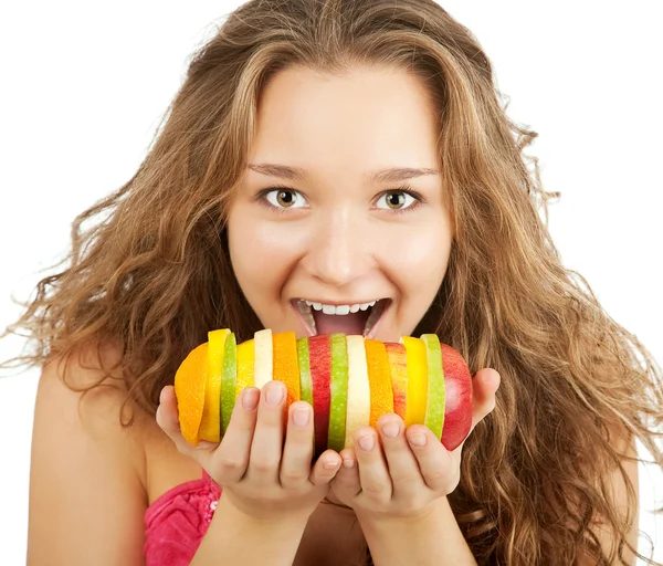 混合的水果缓缴白色背景的快乐年轻女人肖像 — 图库照片