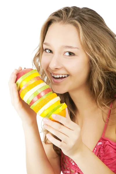 Πορτρέτο της ευτυχισμένη νέα γυναίκα που κρατά κοκταίηλ φρούτων πάνω από το λευκό φόντο — Φωτογραφία Αρχείου