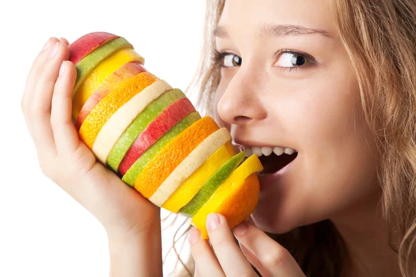 Retrato de una joven feliz sosteniendo frutas mixtas sobre fondo blanco — Foto de Stock