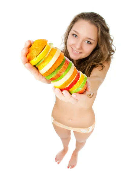 Portrait de jeune femme heureuse tenant des fruits mixtes sur fond blanc — Photo