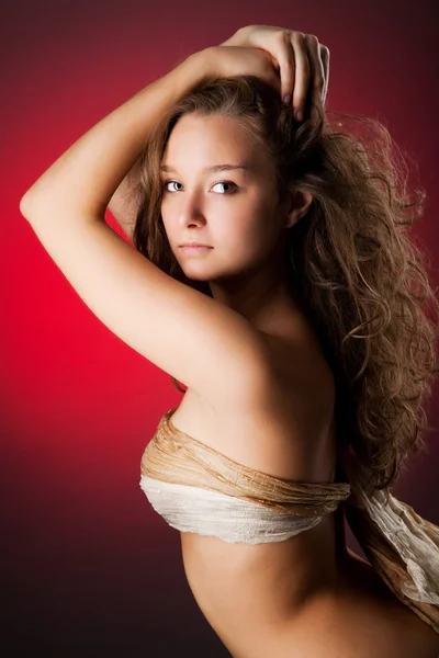 Kırmızı bir arka plan üzerinde iç çamaşırı seksi sarışın — Stok fotoğraf