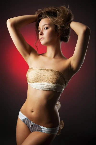 Sexy Blondine in Dessous über rotem Hintergrund — Stockfoto