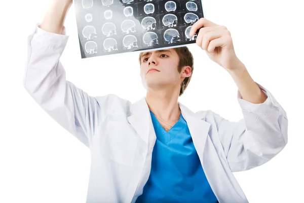 Médico varón mirando tomografía aislada —  Fotos de Stock