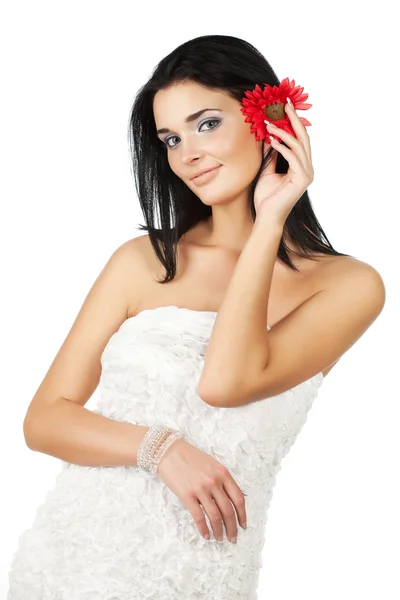 Schlanke schöne Frau mit langen Haaren trägt luxuriöses Hochzeitskleid — Stockfoto