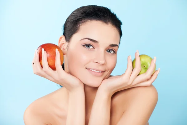 Фото прекрасной женщины с яблоком — стоковое фото