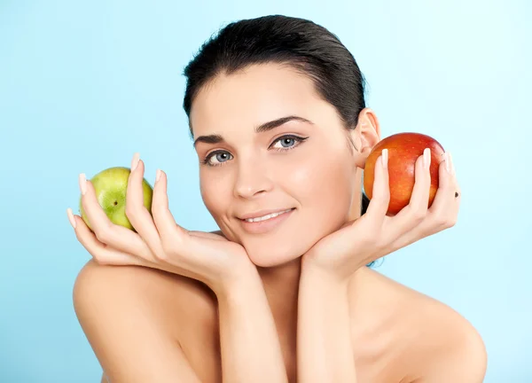Zdjęcie piękne kobiety z jabłkiem — Zdjęcie stockowe