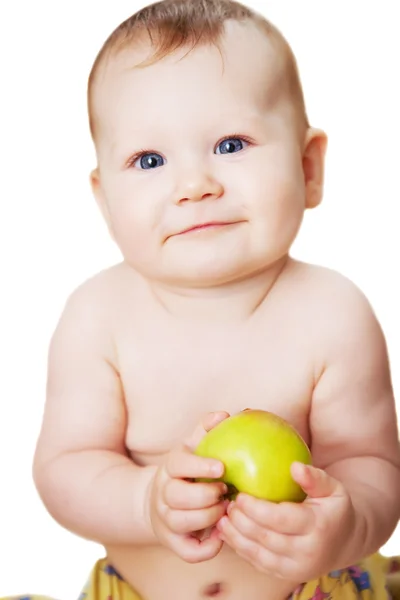 Bebek tutan ve üzerinde beyaz izole bir elma yemek — Stok fotoğraf
