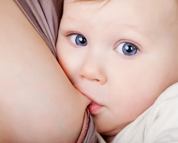 Küçük kız meme besleme bebek — Stok fotoğraf