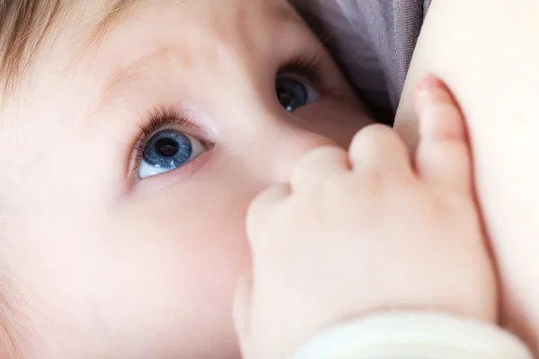 Petite fille bébé qui allaite — Photo
