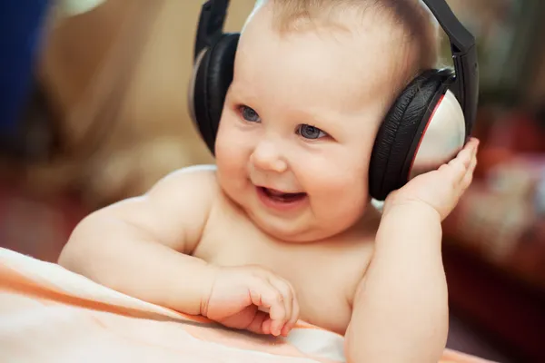 Usmívající se dítě se sluchátkem — Stock fotografie