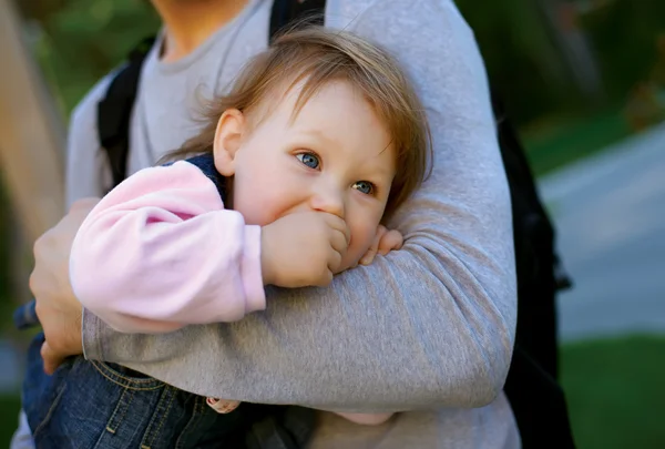 Otec drží jeho holčička na ruce — Stock fotografie