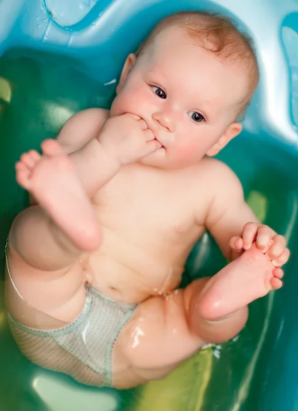 Маленькая девочка купается в ванне — стоковое фото