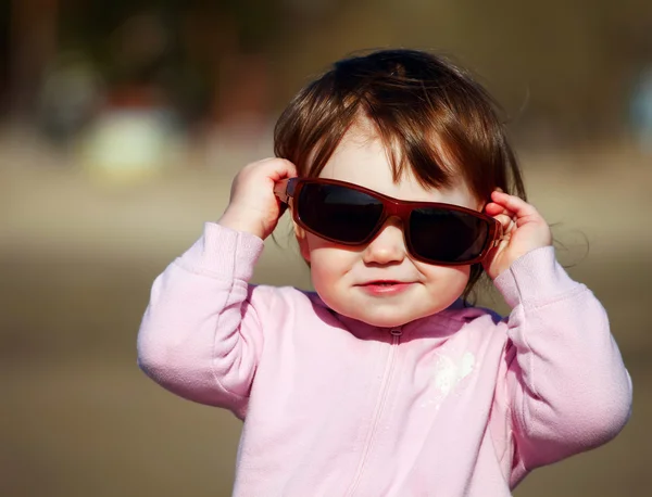 Il ritratto di una bambina con gli occhiali da sole — Foto Stock