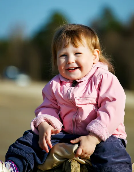 Retrato de menina feliz no parque — Fotografia de Stock