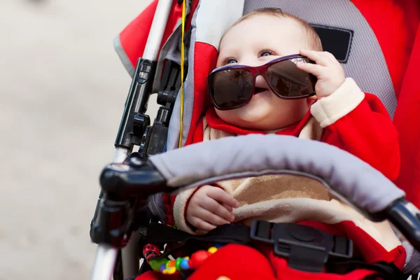 Baby in vergadering wandelwagen — Stockfoto