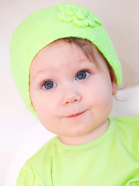 Χαριτωμένο μωρό στο καπέλο που έχουν απομονωθεί — Φωτογραφία Αρχείου
