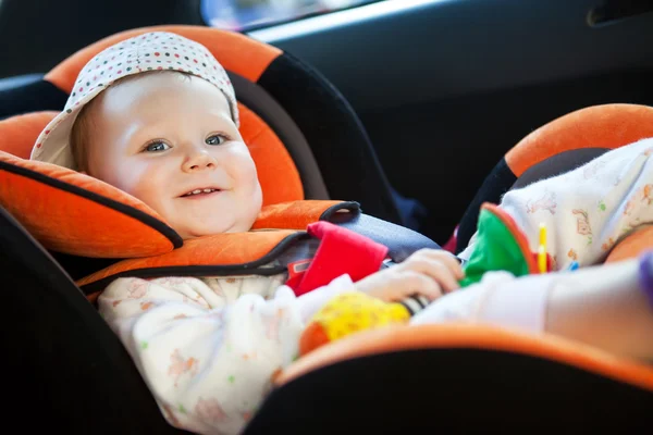 Дитяча дівчинка посміхається в машині — стокове фото