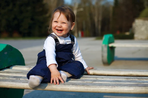 Portrait de bébé fille heureuse dans le parc — Photo