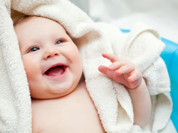 Malá holčička se koupe ve vaně — Stock fotografie