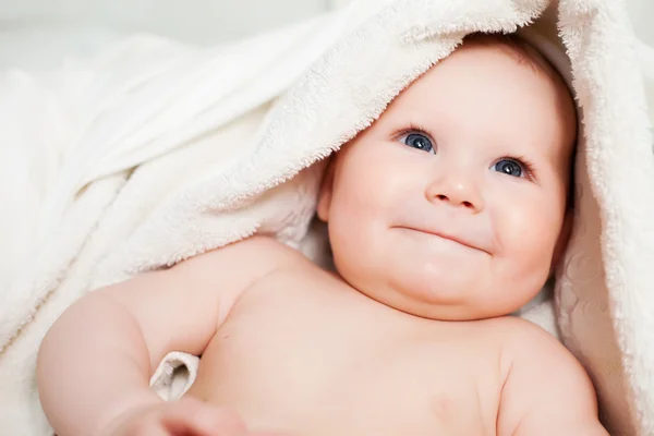 Güzel gülen bebek yorgan içinde sarılmış — Stok fotoğraf