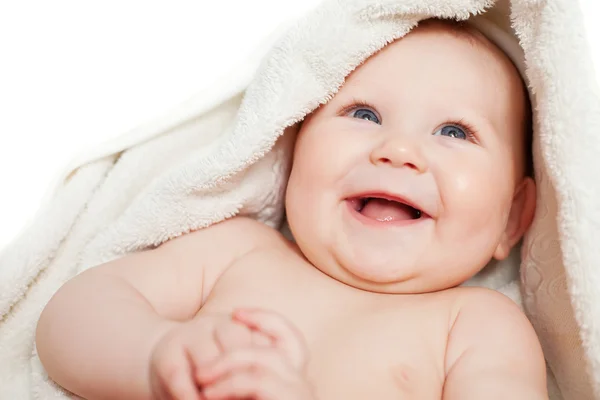 Um lindo bebê sorridente envolto em colcha — Fotografia de Stock