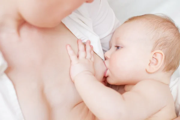 Bambina che allatta — Foto Stock