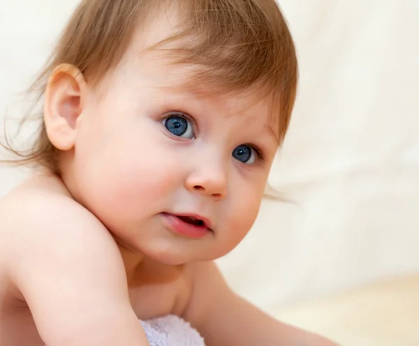Kis baba lány Vértes elszigetelt — Stock Fotó