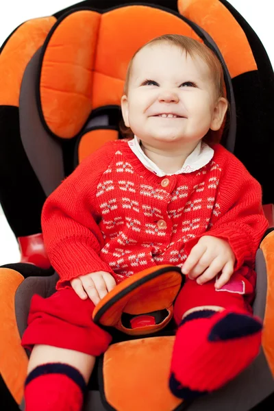 Малышка улыбается в машине — стоковое фото