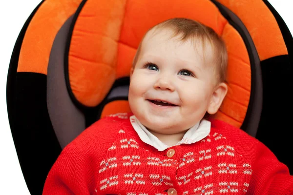 Baby flicka leende i bil — Stockfoto