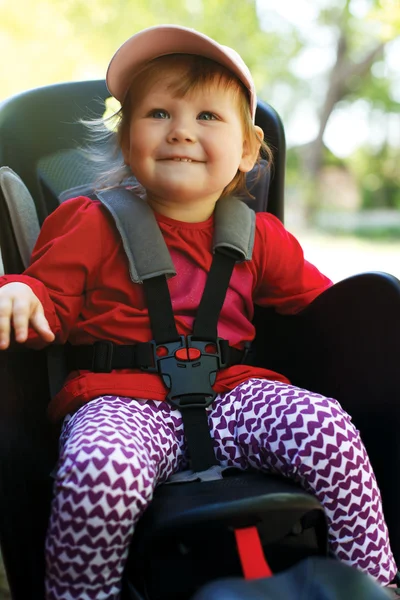 Bebê no carrinho sentado na natureza — Fotografia de Stock