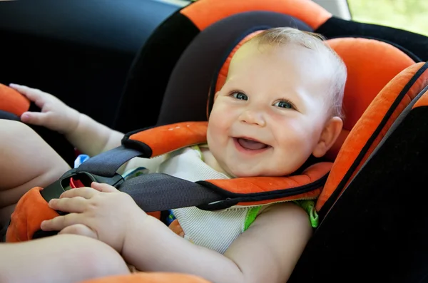 Doğada bebek arabasında bebek — Stok fotoğraf