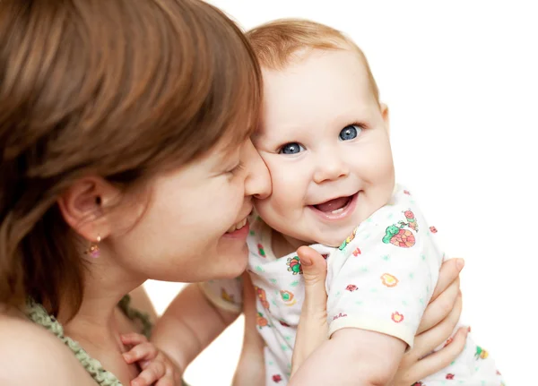 Porträt einer fröhlichen Mutter und eines kleinen Mädchens — Stockfoto