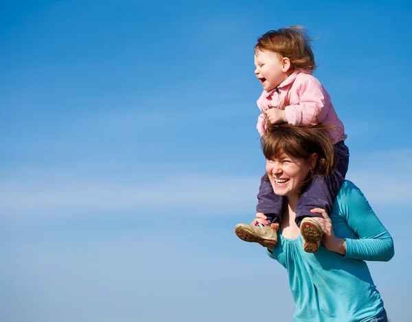 Porträtt av glada mor och baby girl — Stockfoto