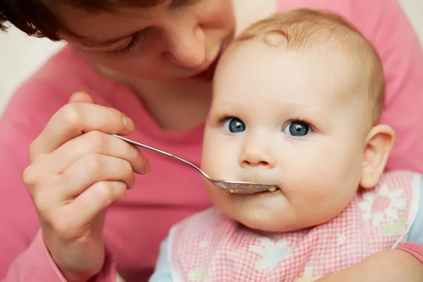 Mamma mata barnmat bebis — Stockfoto