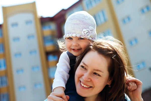 Porträtt av glada mor och baby girl — Stockfoto