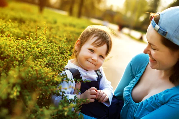 Junge Mutter und Blick auf Tochter im Freien — Stockfoto