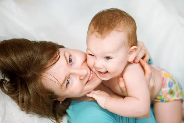Vidám anya és baba lány portréja — Stock Fotó