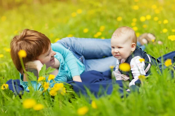 Jovem mãe e olhando para a filha ao ar livre — Fotografia de Stock