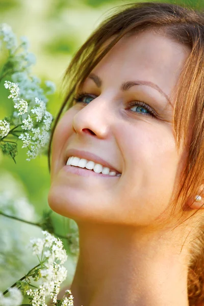 Lycklig ung kvinna och vilda blommor — Stockfoto