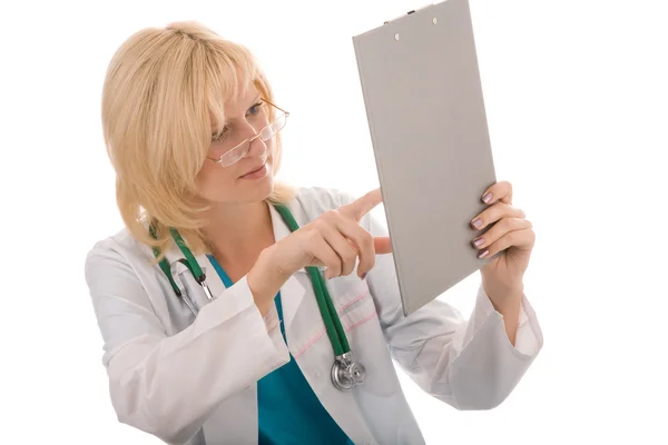 Eine schöne junge blonde Ärztin, Zahnärztin, Krankenschwester, die medizinische Akte trägt — Stockfoto